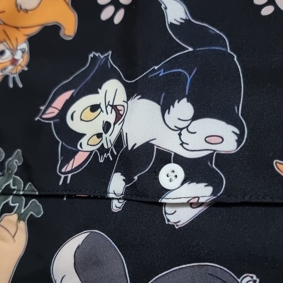 Disney Cats Unisex Button Down Short Sleeve Shirt - Picture 8 of 8